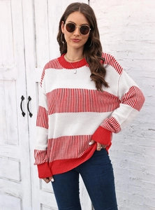 Gros plan du pull rayé rouge et blanc surdimensionné montrant les détails de la maille