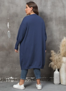 Vue arrière d'un long gilet en tricot bleu marine avec épaules tombantes et poignets