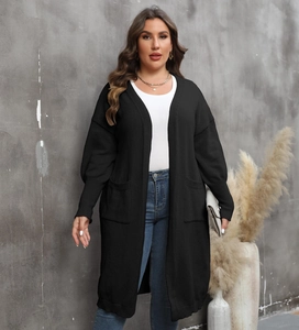 Détail du cardigan noir en maille avec poches plaquées et poignets côtelés de style décontracté