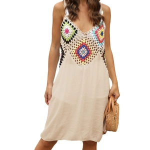 Robe de plage sexy au crochet avec corsage floral coloré et col en V profond