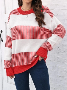 Gros plan du pull en maille oversize pour femmes avec des rayures rouges et blanches
