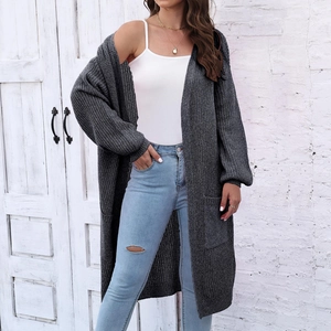 Dettaglio della maglia in un cardigan grigio antracite con tasche ampie e maniche morbide