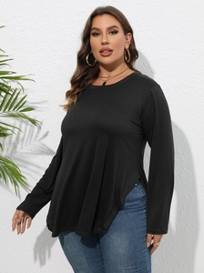Détail de la fente latérale stylée et du col rond du t-shirt noir à manches longues
