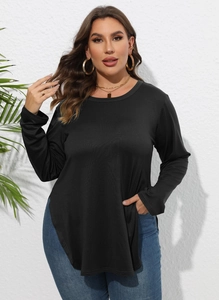 Détail d'un t-shirt noir à manches longues avec ourlet asymétrique et fente latérale