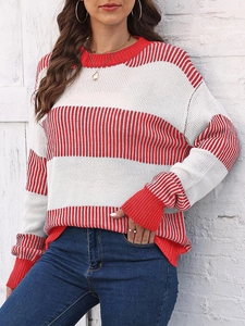 Détail du pull en maille rayé rouge et blanc avec poignets côtelés et col rond