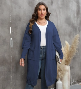 Détail du cardigan en maille bleu foncé avec poignets côtelés et poches latérales pratiques
