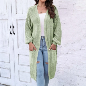 Texture dettagliata del cardigan lungo in maglia verde chiaro con ampie tasche laterali
