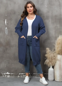 Détail d'un cardigan en maille bleu foncé avec grandes poches et finitions côtelées