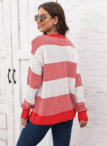 Détail du pull en maille oversize avec rayures contrastées rouges et blanches