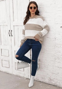 Style de rue extérieur d'un pull en tricot rayé associé à un jean en denim déchiré