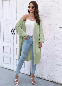 Foto all'aperto del cardigan lungo verde chiaro con tasche laterali e maniche a lanterna