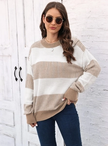 Détail de la maille douce et poignets côtelés sur ce pull à rayures pour femme