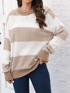 Détail d'un pull en maille rayé blanc et kaki montrant la texture côtelée verticale douce
