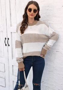 Détail des poignets côtelés de ce pull en maille rayée blanc et camel coupe ample