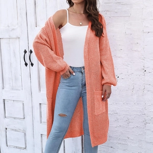 Dettaglio della trama in maglia del cardigan lungo arancione con ampie tasche pratiche