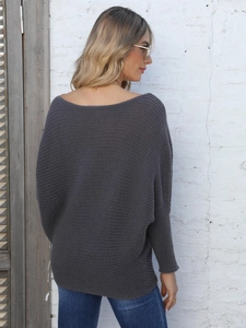 Dettaglio della trama a maglia grigio antracite e del design a maniche a pipistrello