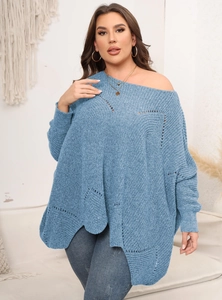 Detail eines blauen Oversize-Strickpullovers mit Rautenmuster und schulterfreiem Design