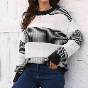 Détails d'un pull rayé pour femme avec col rond noir et poignets en tricot côtelé
