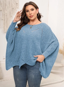 Detail eines blauen Strickpullovers mit Fledermausärmeln und Lochmuster-Struktur