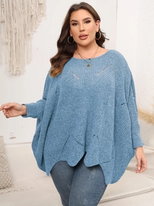 Detailansicht des himmelblauen Oversize-Strickpullovers mit gewelltem Lochmuster
