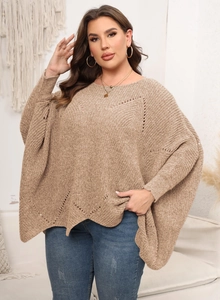Detailaufnahme des strukturierten Strickmusters und der Lochstickerei am khakifarbenen Pulli