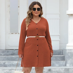 Détail d'une robe en maille côtelée col V orange caramel avec boutons et ceinture blanche