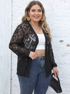 Cardigan long en dentelle noire avec motifs floraux élégants et coupe grande taille