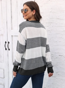 Vue de dos d'un pull en maille ample pour femme avec rayures contrastées gris et blanc