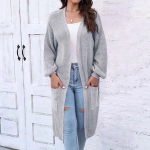 Dettaglio del cardigan lungo grigio in maglia con ampie tasche e trama a coste verticali