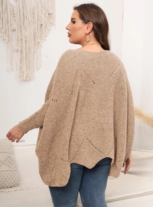 Details des übergroßen Strickponchos in Camel mit Lochmuster auf der Rückseite