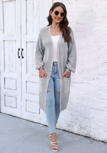 Dettaglio del cardigan lungo grigio in maglia a costine con grandi tasche frontali