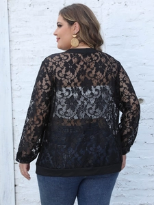 Vue arrière du cardigan en dentelle noire grande taille avec motif floral et bordures côtelées