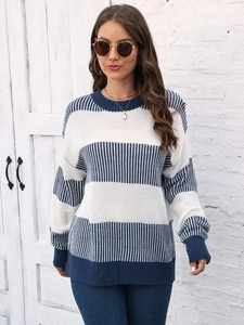 Détail de la texture à rayures horizontales bleu marine et blanches de ce pull en maille