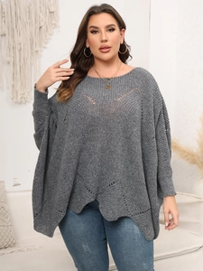 Detail eines grauen Oversize-Strickpullovers mit einzigartigem V-Hohlmuster-Design