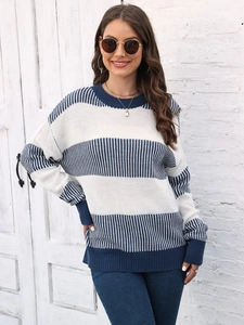 Détail d'un pull en tricot à col rond avec des rayures classiques bleues et blanches