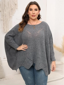 Detailaufnahme grauer Oversize-Strickpullover mit V-Ausschnitt-Löchern und Fledermausärmeln