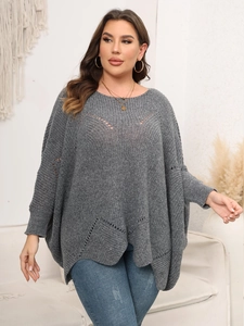 Makro-Detail von grauem Oversize-Strickpullover mit Lochmuster und Fledermausärmeln
