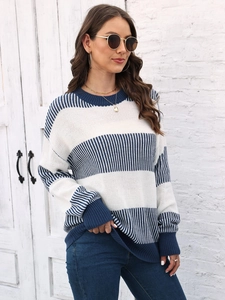 Détail d'un pull rayé marine et blanc montrant la maille texturée et les poignets côtelés