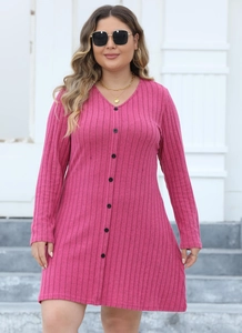 Détail d'une robe en tricot côtelé rose foncé avec col en V et boutons noirs décoratifs
