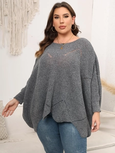 Detailansicht grauer Strick-Poncho-Pullover in Übergröße mit Lochmuster und Rippenstruktur