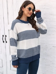 Détail du pull en maille à rayures bleu et blanc avec col rond et poignets côtelés doux
