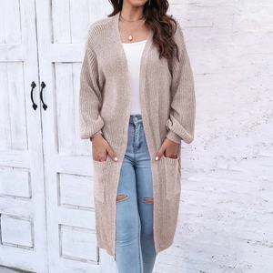 Dettaglio del cardigan in maglia avena con grandi tasche e maniche a lanterna ampie