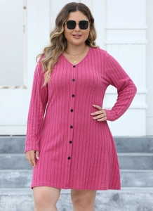 Détail de la robe rose en maille côtelée col en V grande taille avec boutons