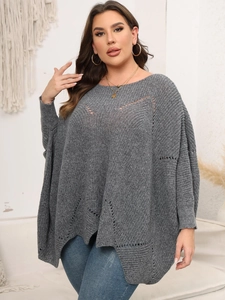Detail der grauen Strickpullover mit Durchbruchmuster im lockerem Poncho-Stil und Fledermausärmeln