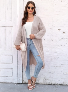 Dettaglio della trama a maglia del cardigan lungo con ampie tasche e maniche a lanterna