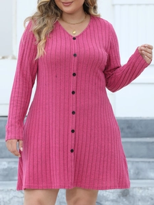 Détail de la robe en maille côtelée rose avec décolleté en V profond et boutons devant
