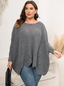 Details des grauen Strickponchos mit lockerer Passform und modischem Lochmuster