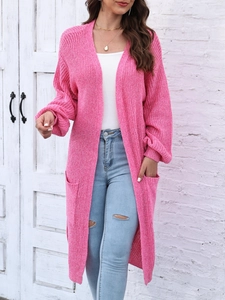 Dettagli del cardigan lungo in maglia rosa con ampie tasche laterali e maniche a lanterna