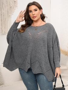 Detaillierte Nahaufnahme des grauen Strickpullovers mit V-Ausschnitt und Fledermausärmeln