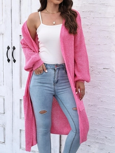 Cardigan lungo rosa in maglia con maniche a lanterna e tasche su canotta bianca